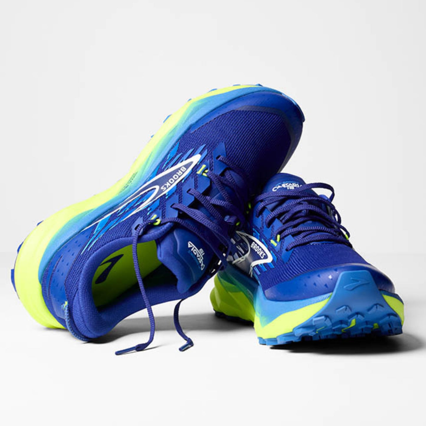 BROOKS SHOE CASCADIA 19 MN SURF THE WEB/NIGHTLIFE/WHITE  (AW25)