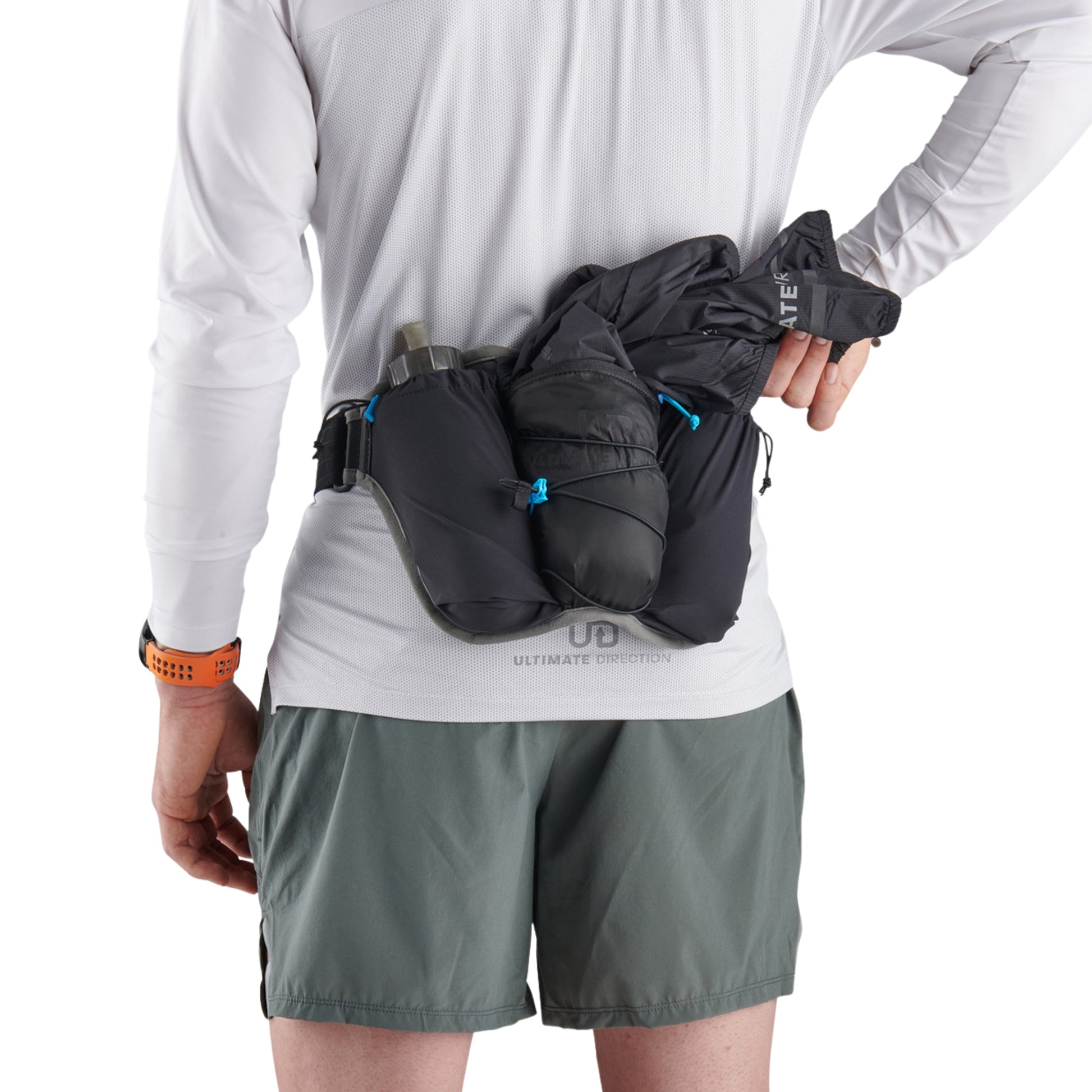 Person wearing a ULTIMATE DIRECTION ULTRA BELT ONYX with blue accents on a white background